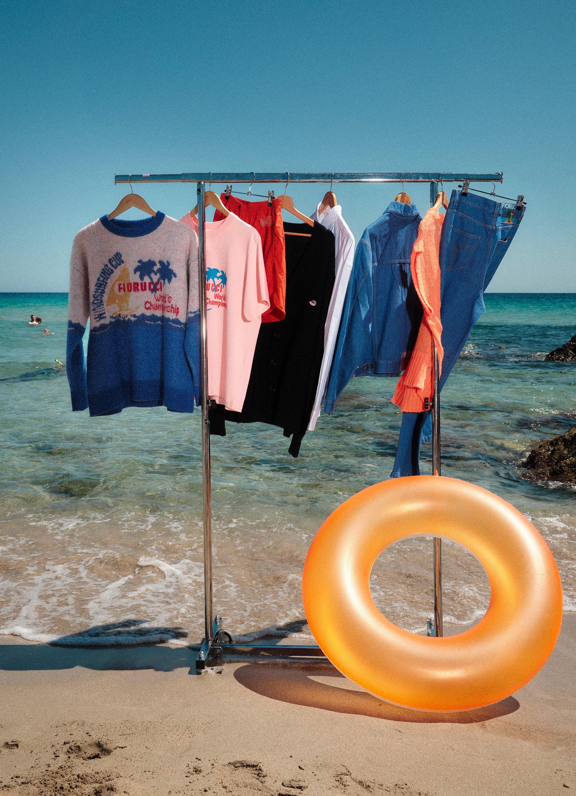 The picture portraits the Windsurfing Mohair Jumper in Blue, Windsurfing Regular T-Shirt in Pink, Angels Patch Knit Jumper in Navy, Baggy Jeans Ocean in Blue, Logo Denim Jacket Ocean in Blue.